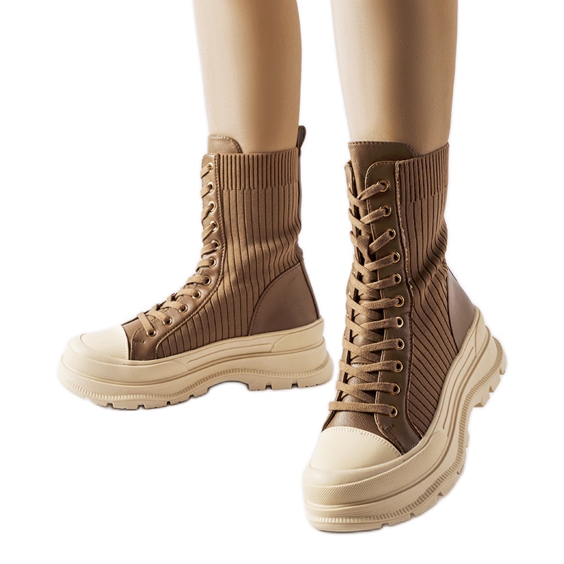 Ciorapi maro cu talpa groasa de la Vitto Ciorapi maro cu talpa groasa de la Vitto