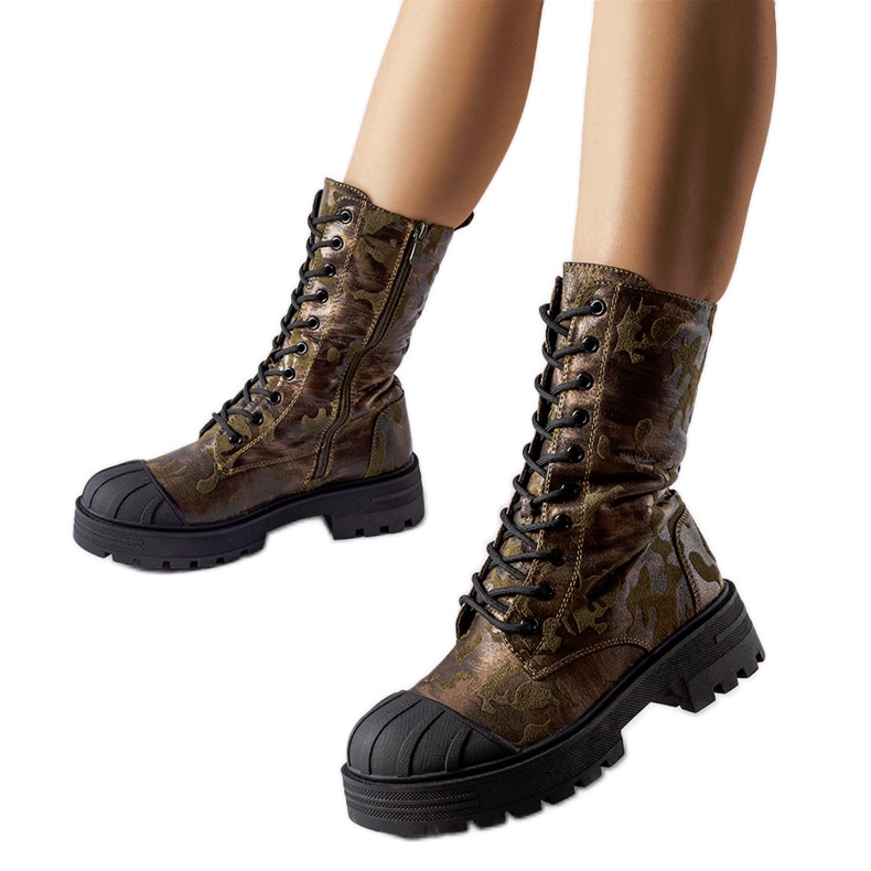 Muncitori de camuflaj Cardinale izolați cu verde