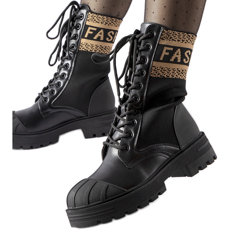 Pantofi negri cu șosete cu inscripția maro Daria negru