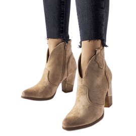 Cizme de cowboy cu decupaje bej de la Brunilde