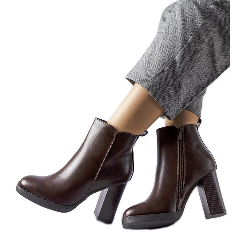 Botine izolate maro de la Sambruson
