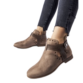 Botine maro, ajurate, decoltate de la Lungodora bej Botine maro, ajurate, decoltate de la Lungodora bej