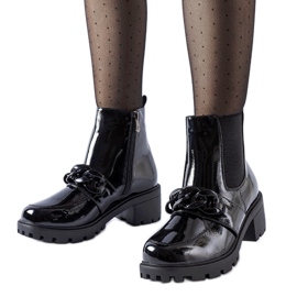 Botine izolate din piele lăcuită neagră cu cataramă negru