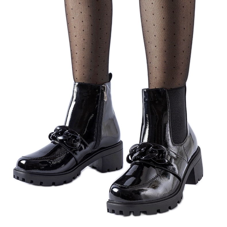 Botine izolate din piele lăcuită neagră cu cataramă negru