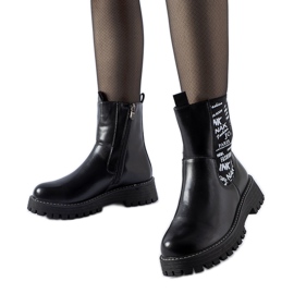 Botine izolate negre cu inscripții negru