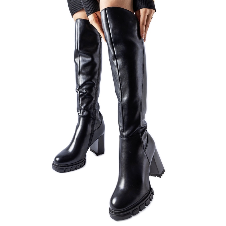 Cizme negre lungi și calde cu toc înalt negru Cizme negre lungi și calde cu toc înalt negru
