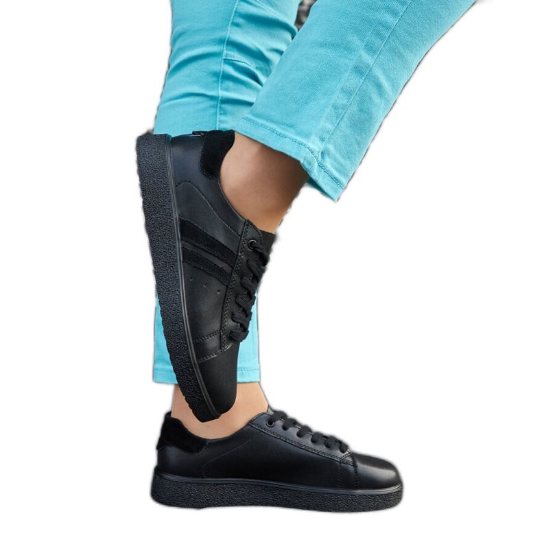 Tenisi din piele neagră cu șireturi negru