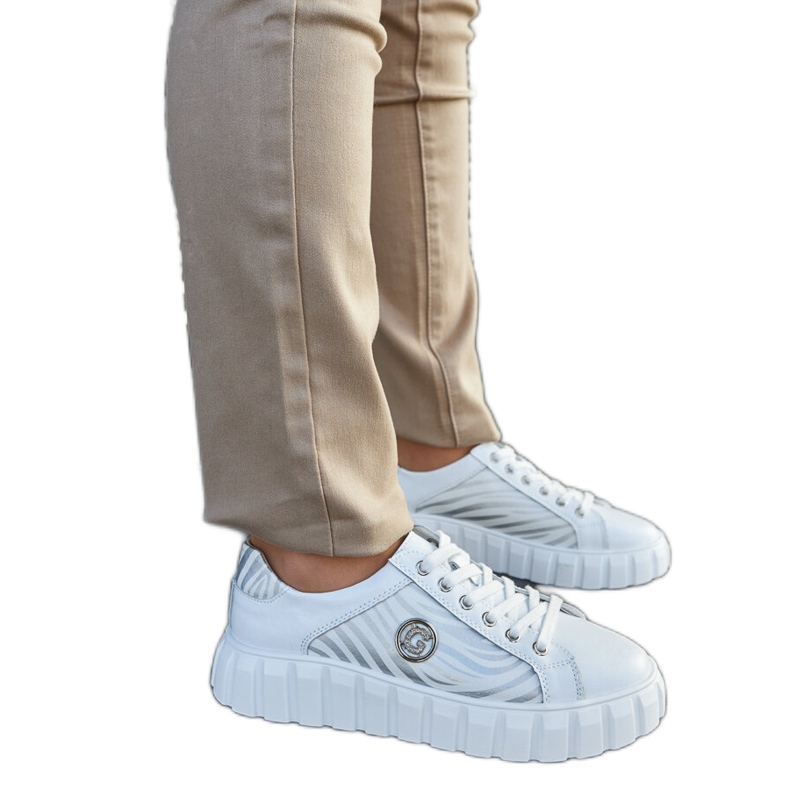 Tenisi albi din piele pe platformă