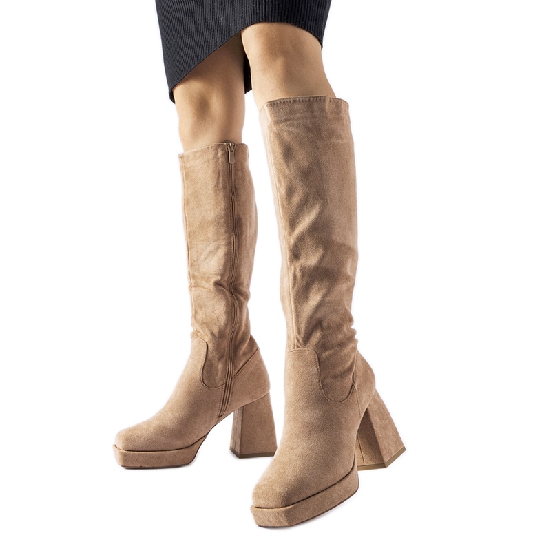 Cizme calde bej pe un toc masiv Fantino Cizme calde bej pe un toc masiv Fantino