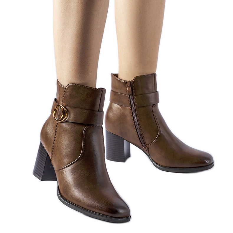 Botine izolate maro de la Muscoline