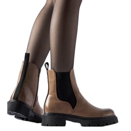 Botine Piedalue maro izolate Botine Piedalue maro izolate