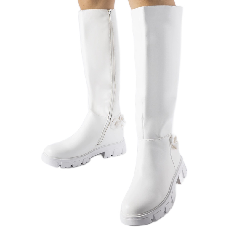 Cizme plate albe cu lant de la Armand Cizme plate albe cu lant de la Armand