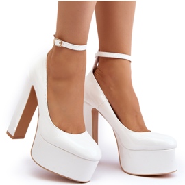 Pompe lăcuite pe o platformă masivă și un toc stiletto, White Ninames alb