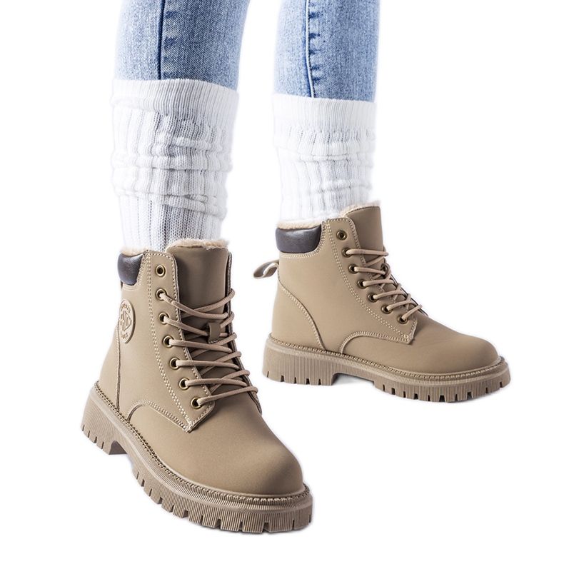 Cizme Medole maro izolate