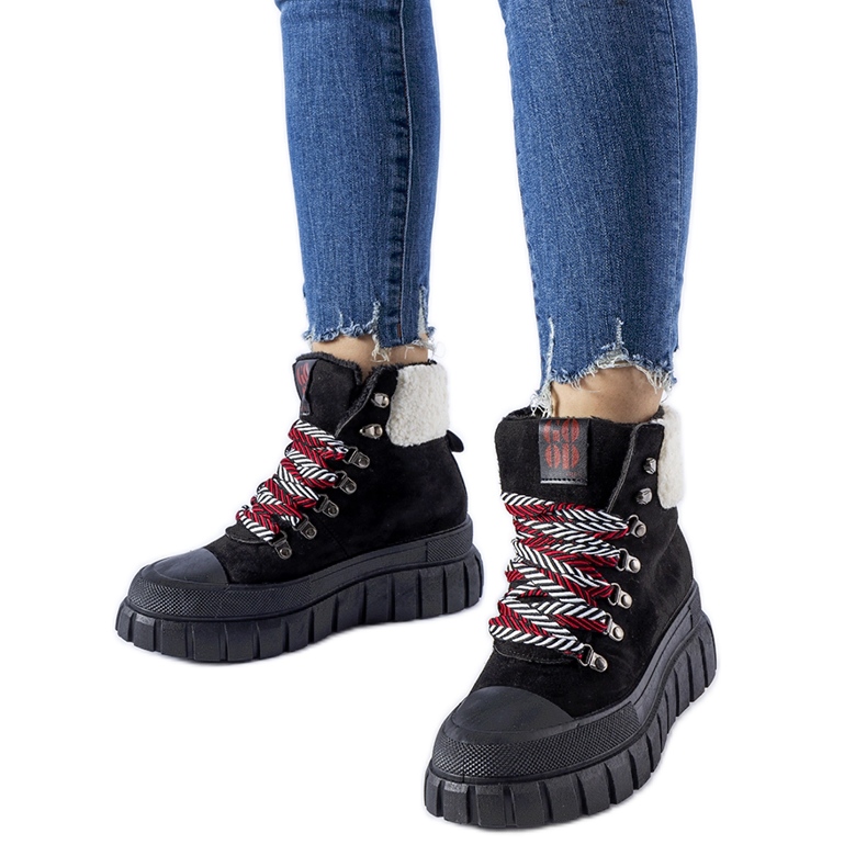 Tenisi negri izolați pe platforma Ottiol negru Tenisi negri izolați pe platforma Ottiol negru