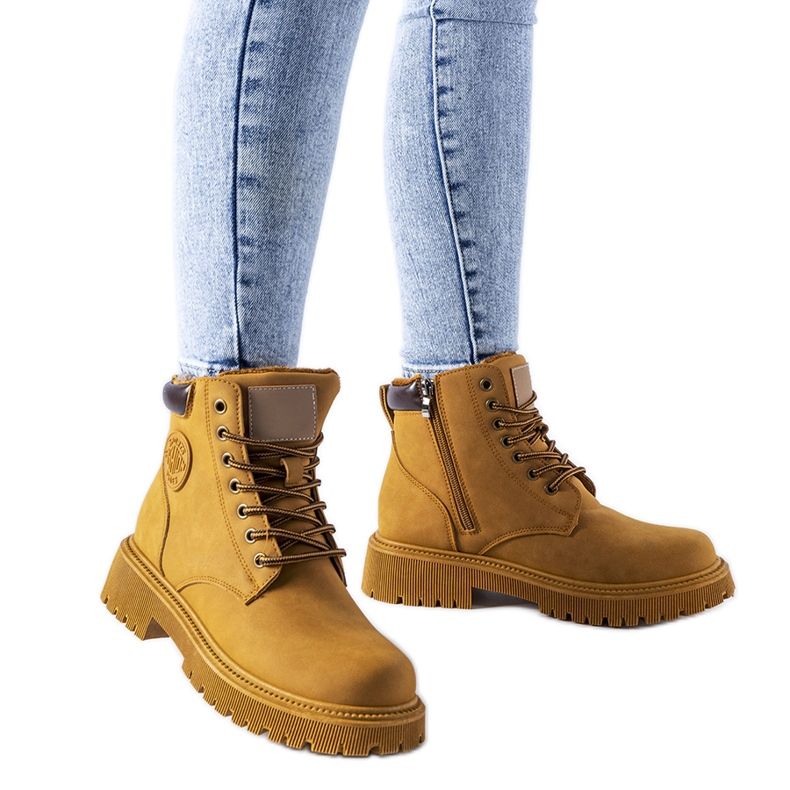 Muncitori Tricase cu izolație maro clasică