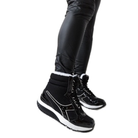 Cizme de zapada sport izolate Diadora negre negru Cizme de zapada sport izolate Diadora negre negru