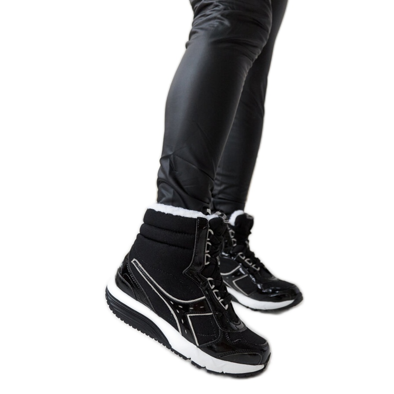 Cizme de zapada sport izolate Diadora negre negru