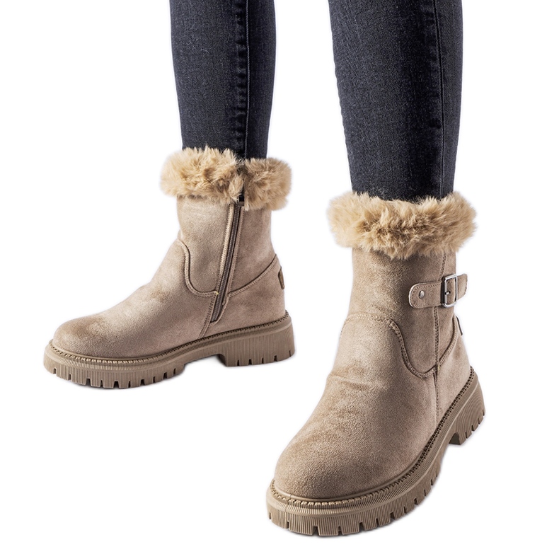 Cizme izolate maro cu blana de la Odetta Cizme izolate maro cu blana de la Odetta