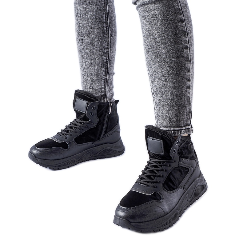 Adidași Malles înalți izolați de culoare neagră negru