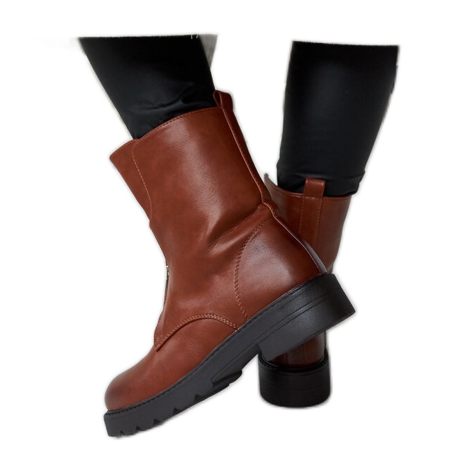 Cizme maro izolate cu fermoar de la Oakdale