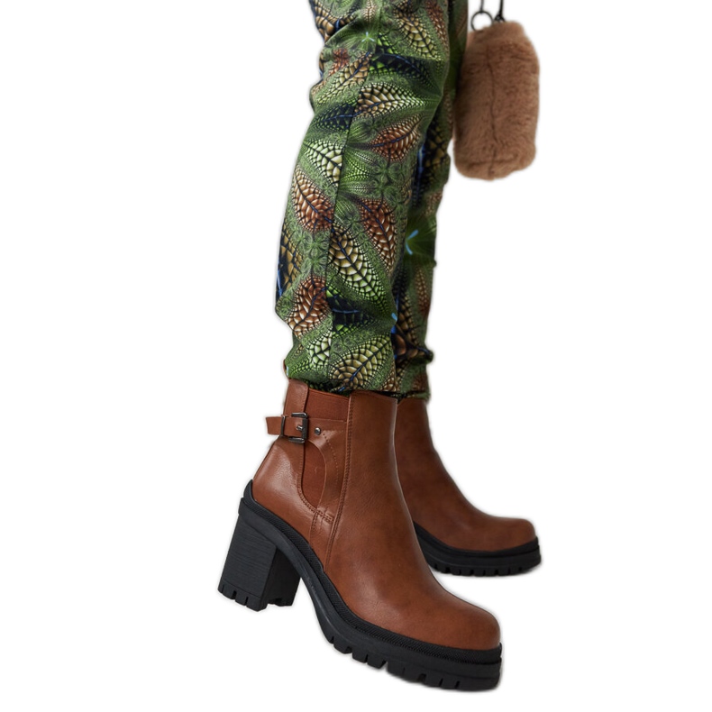 Botine maro cu toc mic, cu buclă pentru curea de la Favale Botine maro cu toc mic, cu buclă pentru curea de la Favale