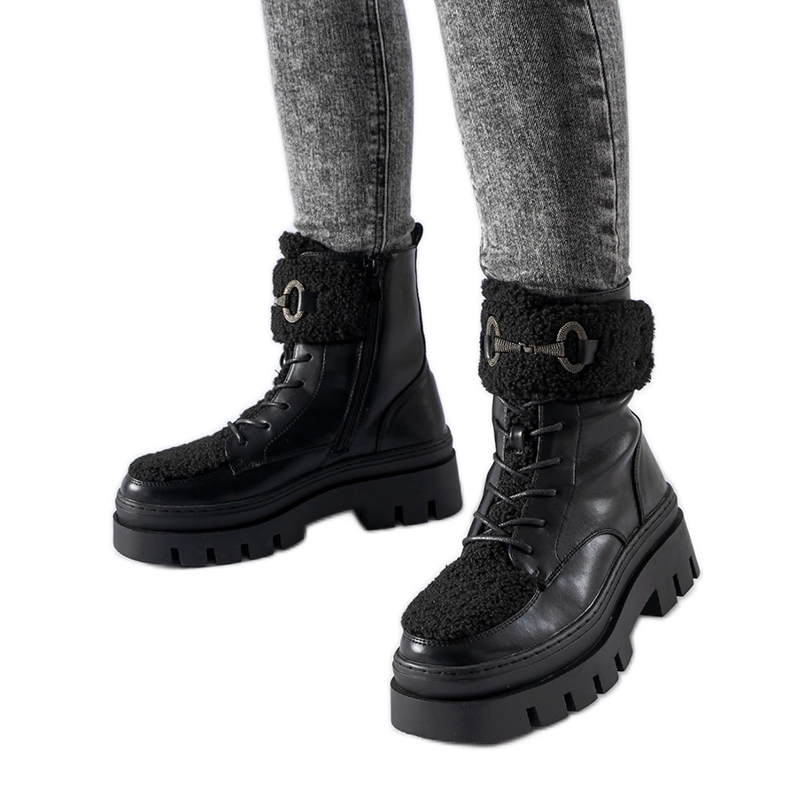 Cizme negre pentru muncitori, izolate, cu cataramă Highland negru