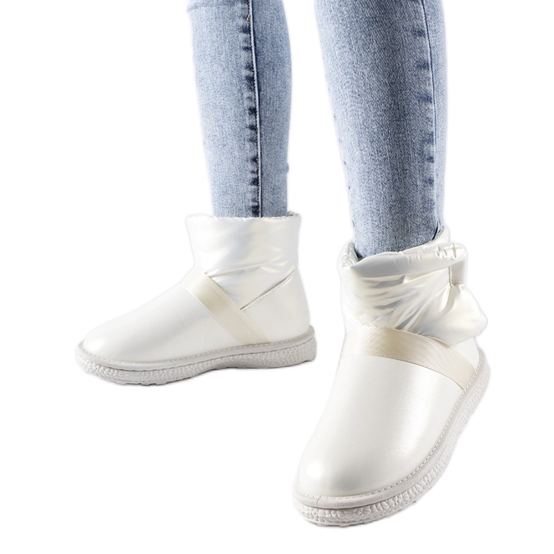 Cizme de zăpadă scurte bej strălucitoare de la Delaune