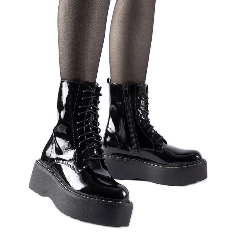 Lucrători de patente de culoare pe platforma Leos negru