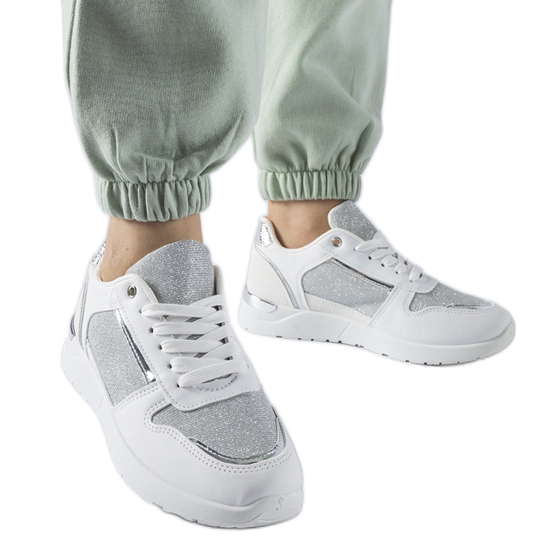 Tenisi albi cu fir decorativ de la Facondo