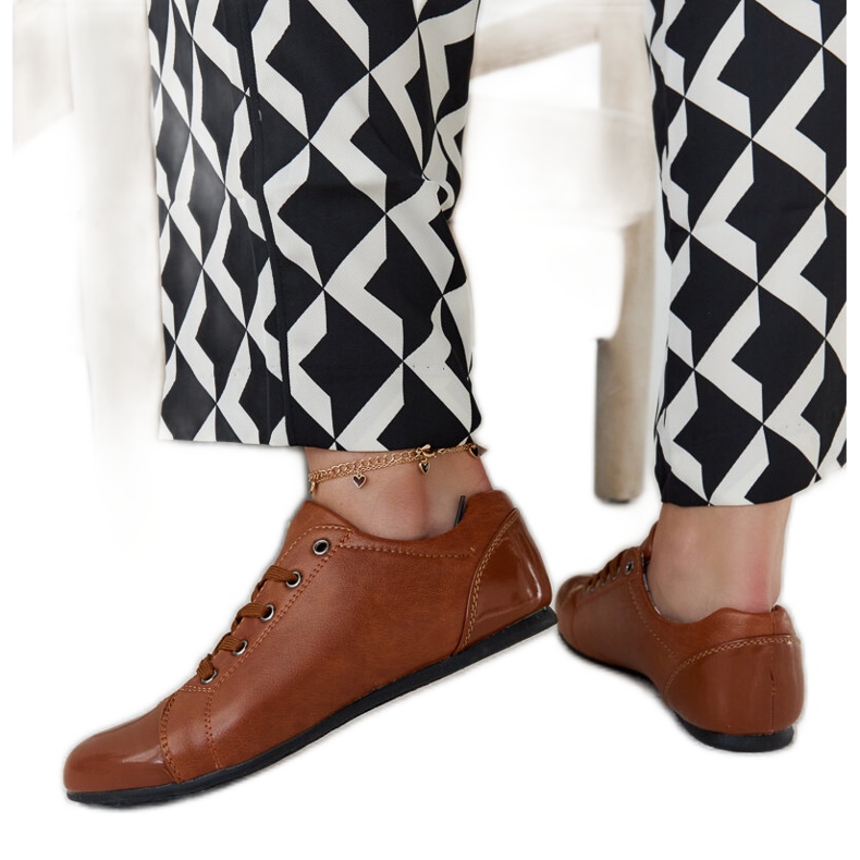 Pantofi maro cu vârf lacuit de la Parady