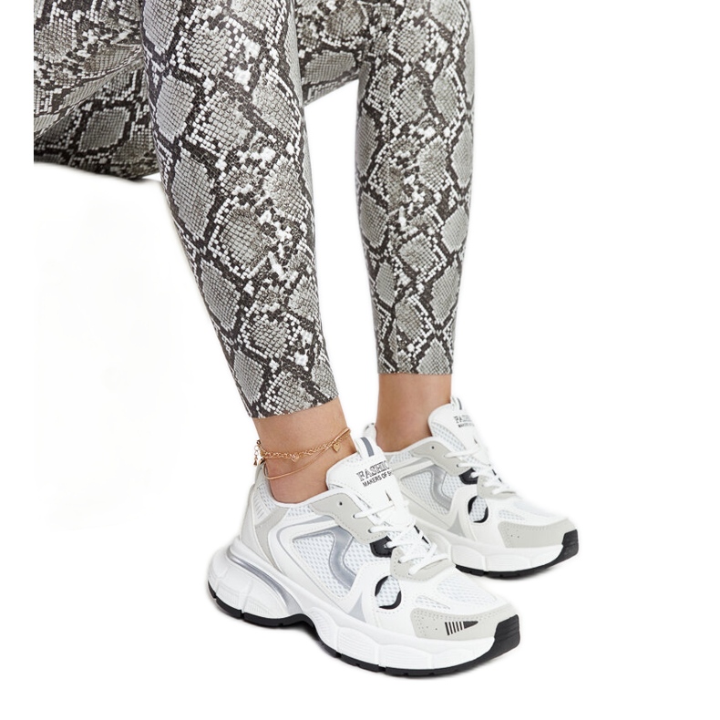 Adidași albi cu talpă iacobină masivă