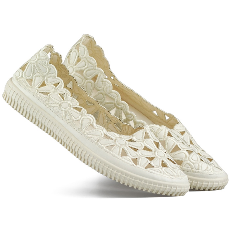 Balerini cu decupaje ajurate, pantofi de dama cu model floral bej