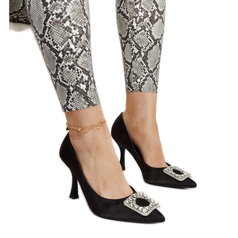 Tocuri înalte negre cu finisaj satinat și strasuri Clemente negru