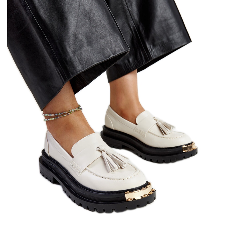 Mocasini masivi de culoare bej deschis cu inserții aurii de la Tuga Mocasini masivi de culoare bej deschis cu inserții aurii de la Tuga