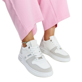 Tenisi albi si gri pe platforma Negisti