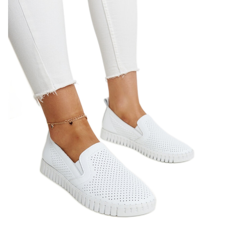 Pantofi albi din piele ajurata de la Vinceza