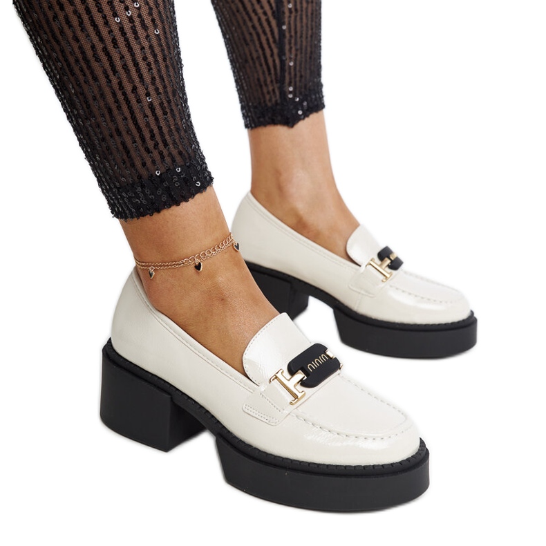 Pantofi cu toc lacuit bej de la Vinceza