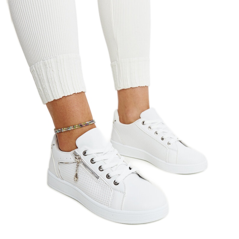 Pantofi sport albi decorati cu perforatie Chiusi Pantofi sport albi decorati cu perforatie Chiusi