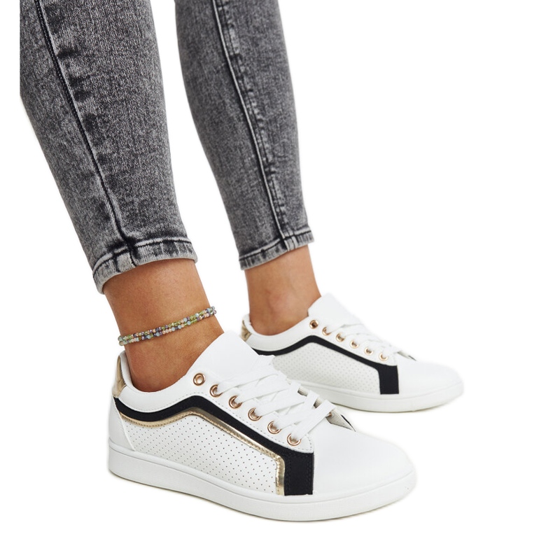 Tenisi albi și negri pe platforma Amala