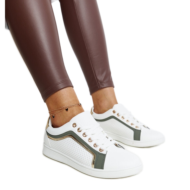 Adidași albi și verzi pe platforma Amala