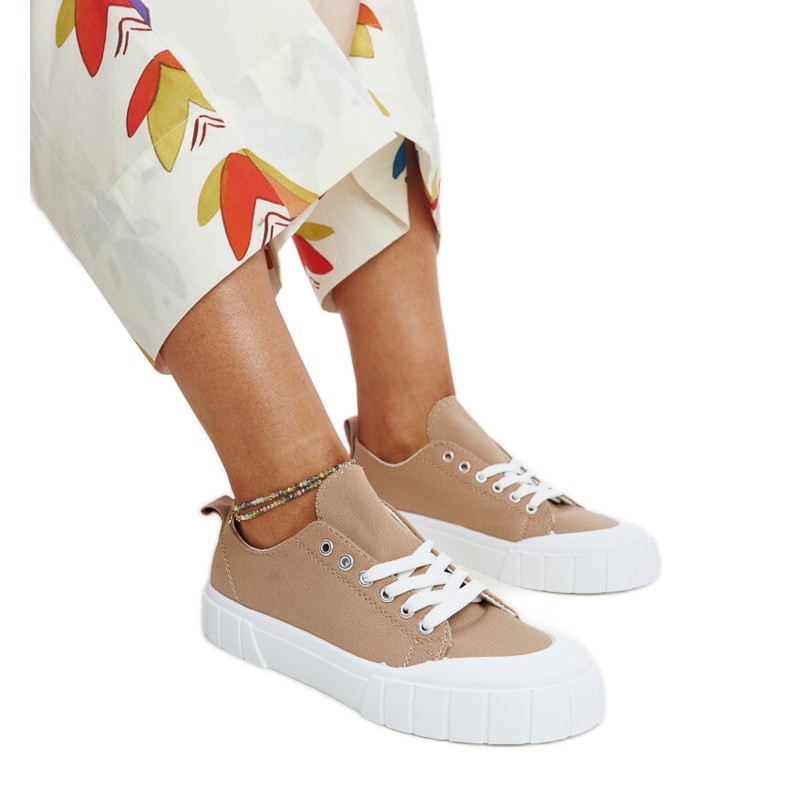 Adidași din material maro ai lui Eduard