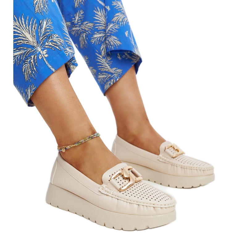 Pantofi din piele bej cu cataramă decorativă