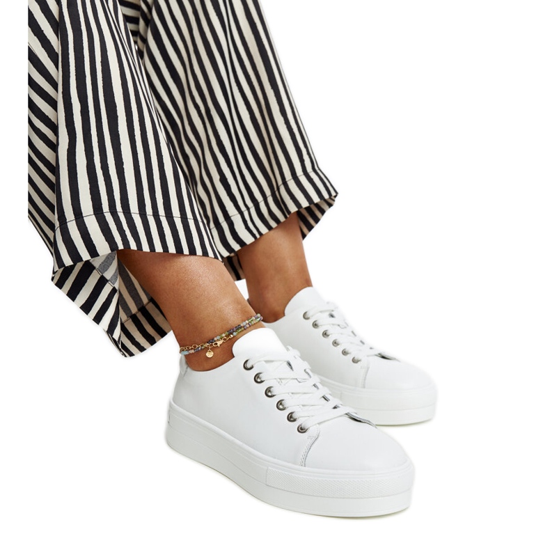 Pantofi din piele albă cu cataramă decorativă Pantofi din piele albă cu cataramă decorativă