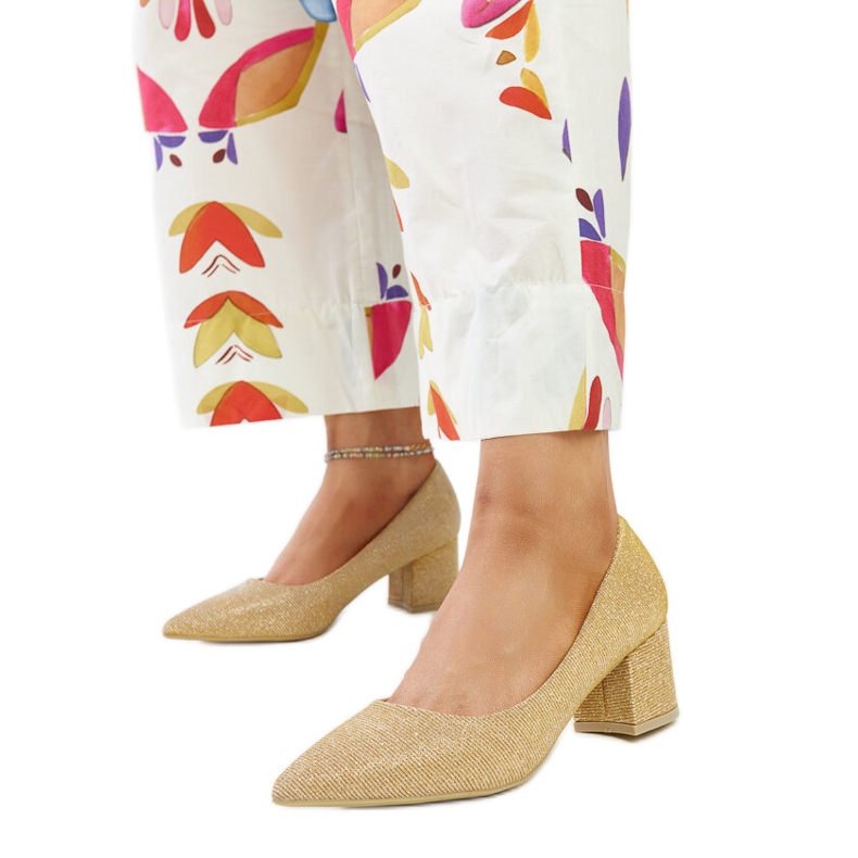 Pompe laice aurii strălucitoare cu toc înalt de aur Pompe laice aurii strălucitoare cu toc înalt de aur