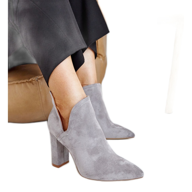 Botinele gri asimetrice cu toc înalt ale lui Taylan Botinele gri asimetrice cu toc înalt ale lui Taylan