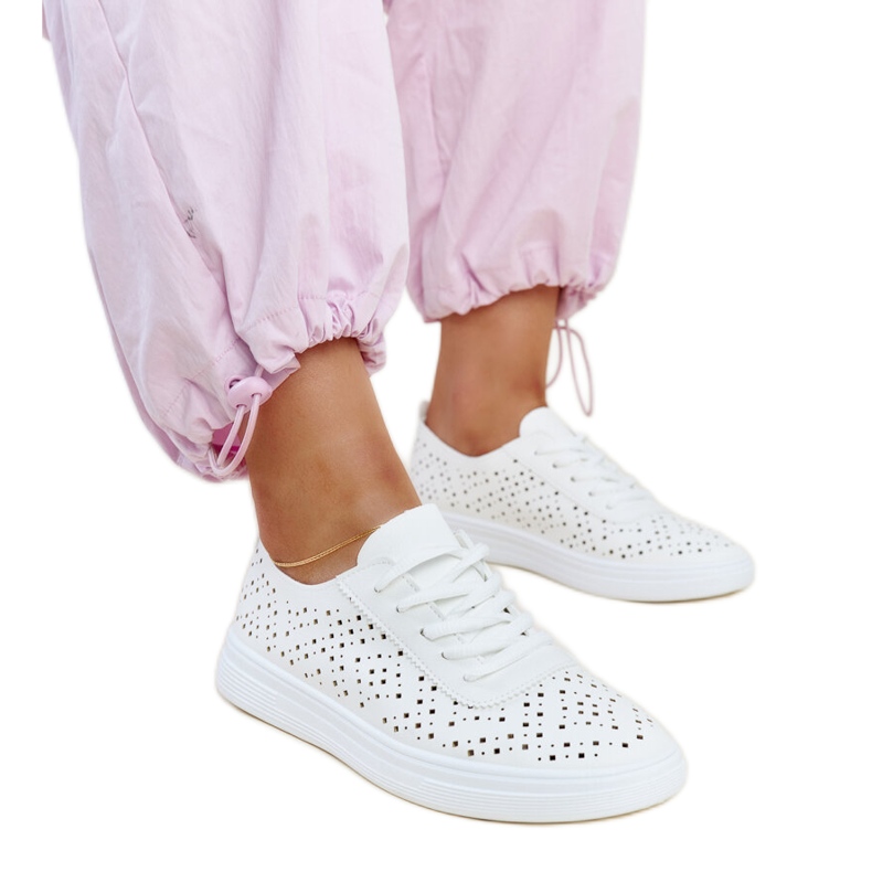 Tenisi albi Manoek ajurati