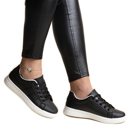 Tenisi albi din piele ecologică de la Cathleen