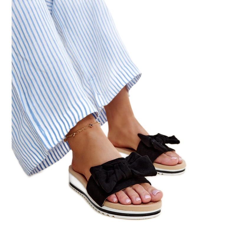 Catârii negri cu pană joasă a lui Mihail negru