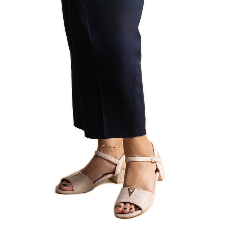 Sandale bej cu toc mic, cu cataramă Horner